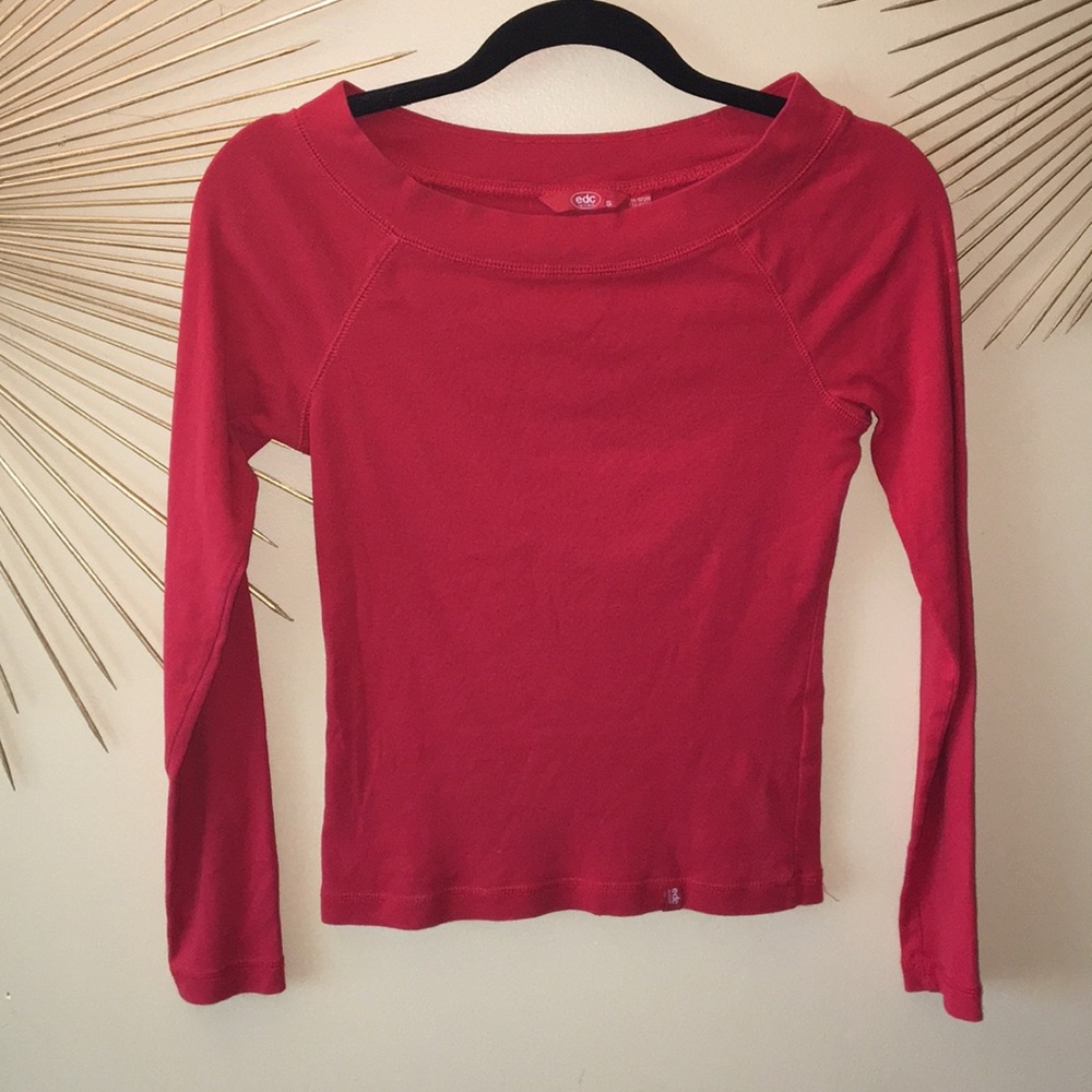 Long sleeve red top
